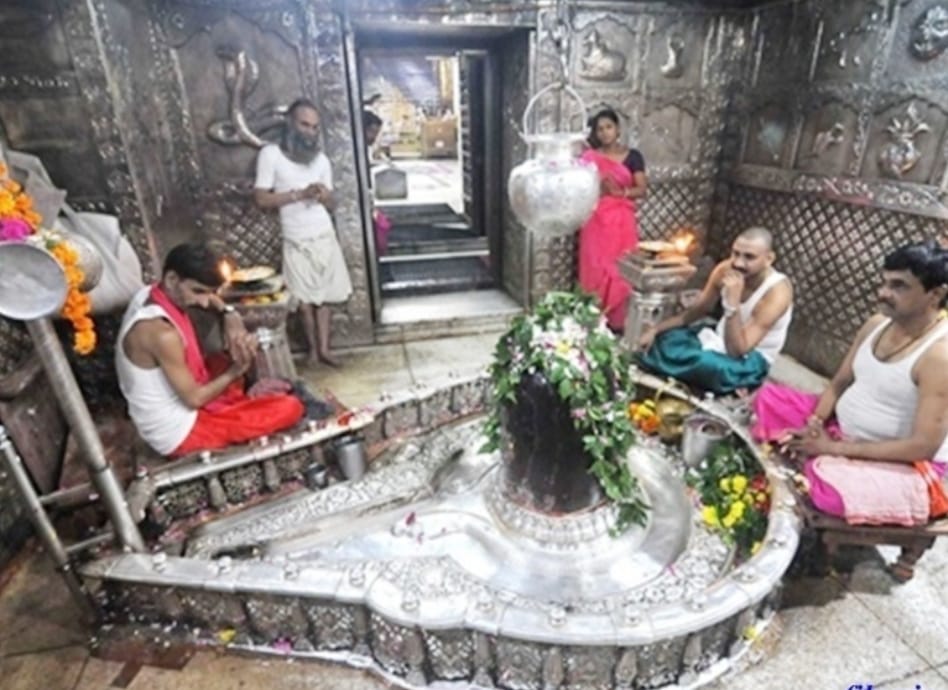 Ujjain News: common devotees enter the sanctum sanctorum of Mahakaleshwar temple