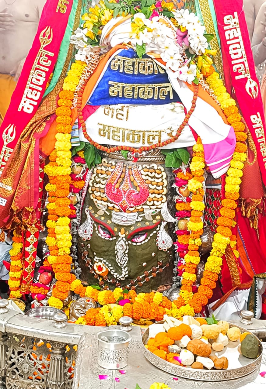 Baba Mahakal was decorated in the form of Shri Ganesha