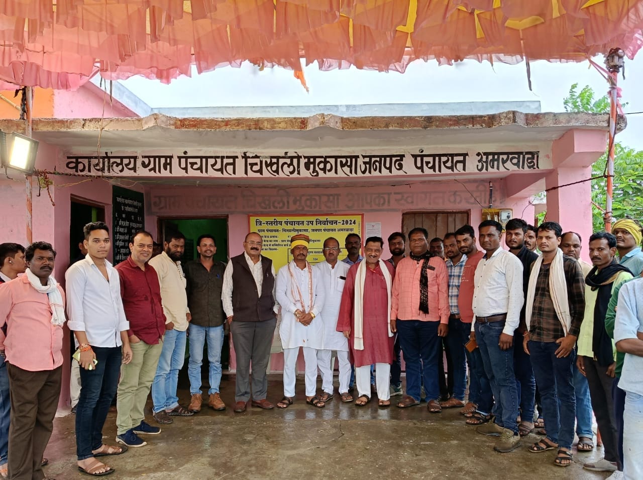 मतदान के दौरान उपस्थित नेता