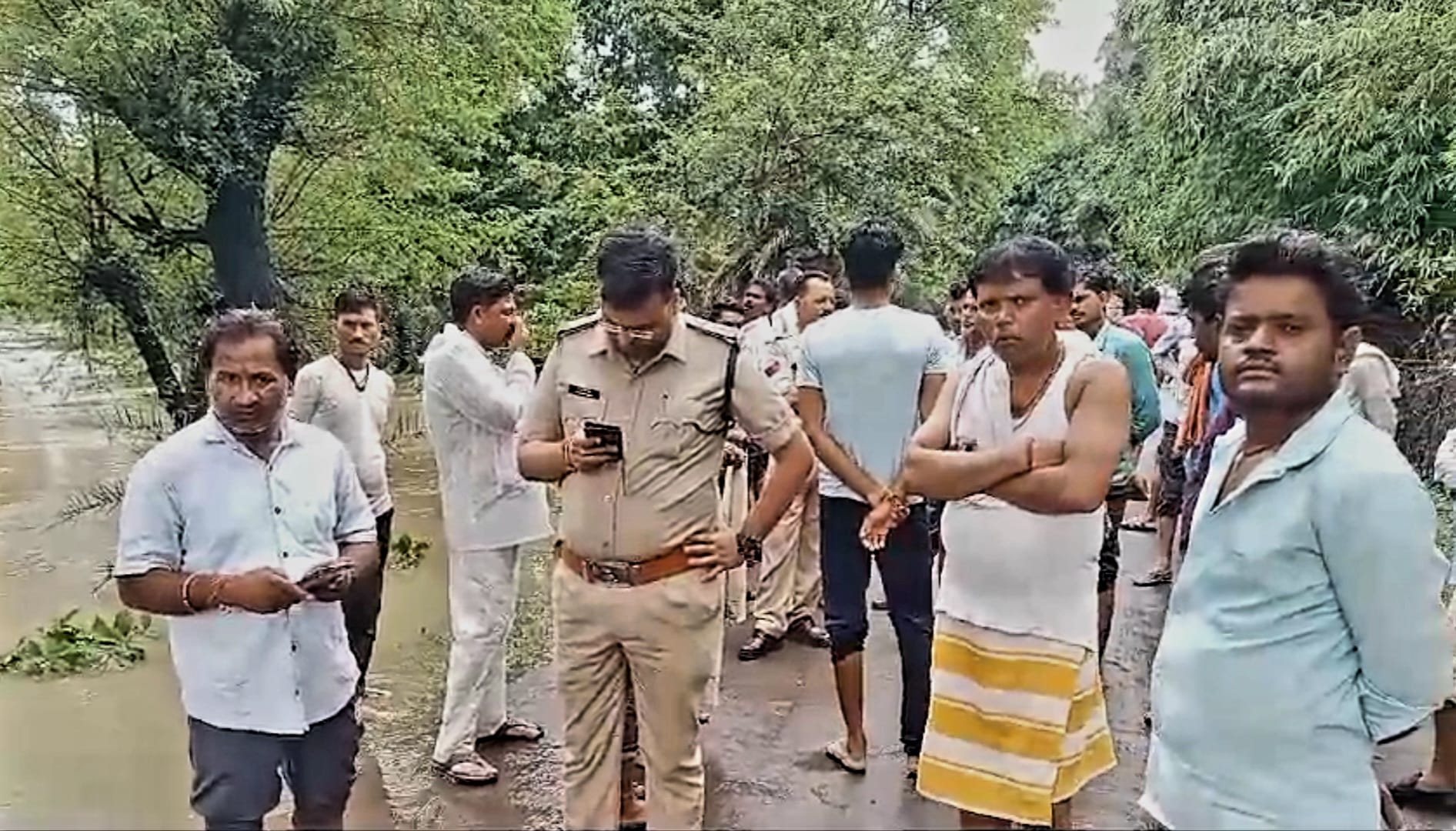 नाले में बहे युवक की तलाश