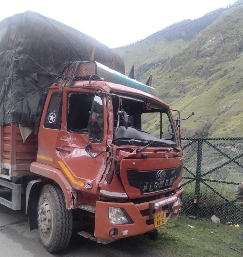 Nathpa, stone fell on truck, front part damaged, Kinnaur, Bhavanagar