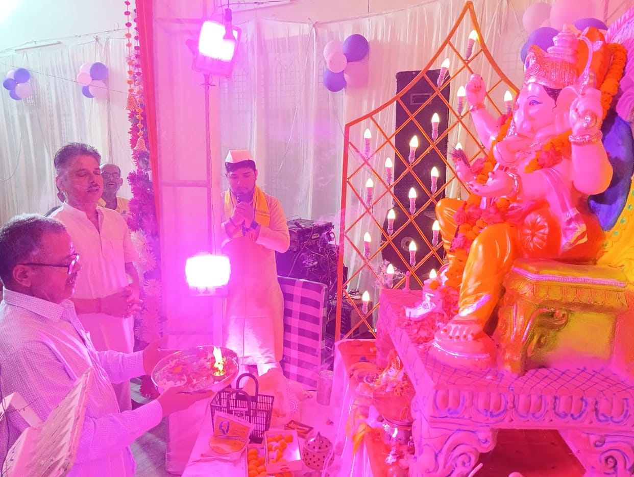 Devotees danced to the hymns of Ganpati Bappa