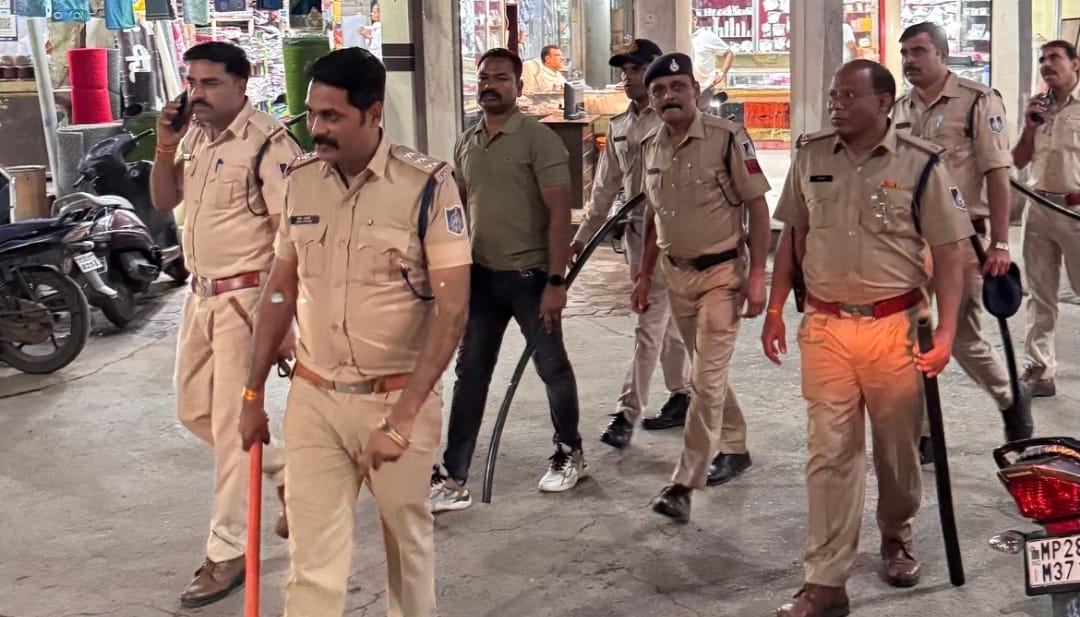 Chhindwara Dispute between student groups in IPS college students started fighting during welcome party