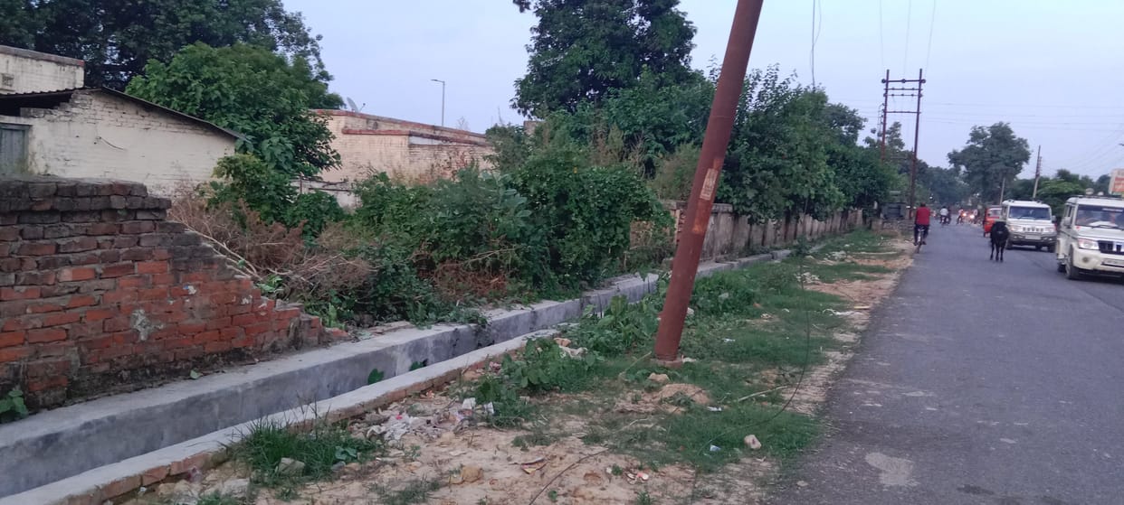The boundary wall of the railway colony is crumbling, the misery is increasing