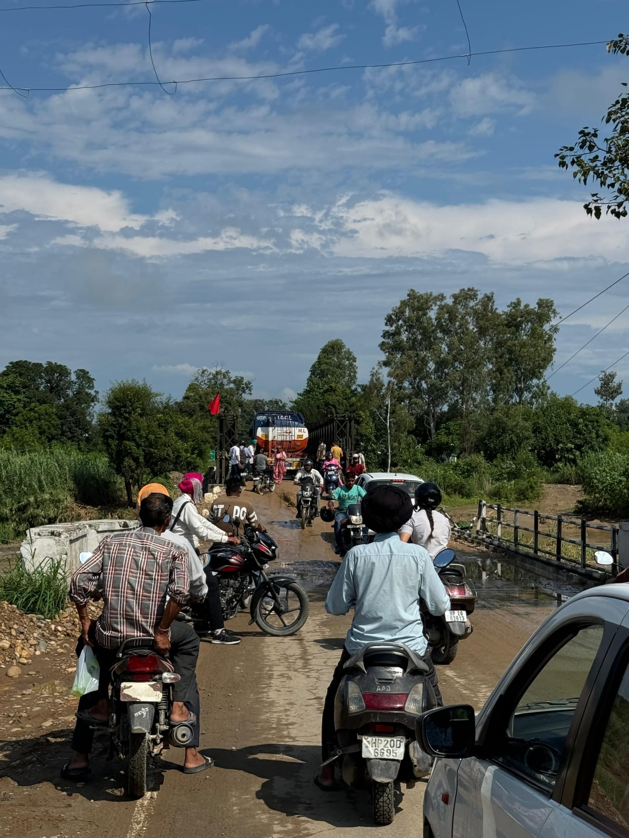 Arbitrariness of drivers, jam on Bailey bridge