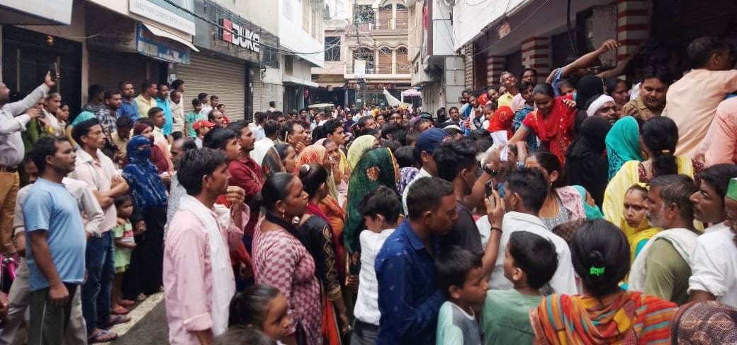 Long queue outside Aadhaar center