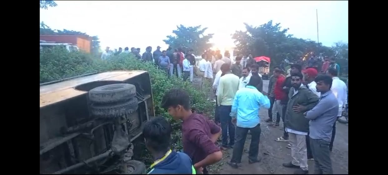 college bus carrying 18 students overturned on the way, 1 injured driver ran away from the spot
