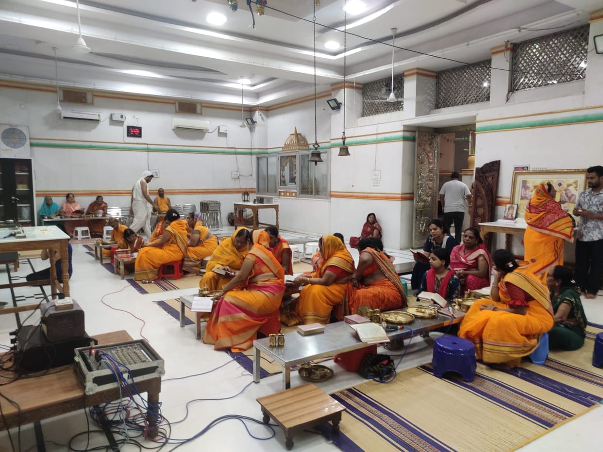 There was a queue to see Abhishek and Shantidhara in Jain temple
