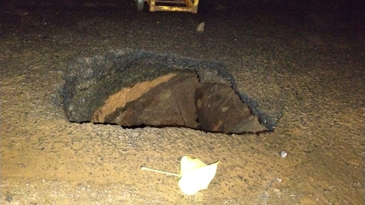 Deadly pothole in the culvert in the middle of the highway, fear of accident on Shahdol Dindori road