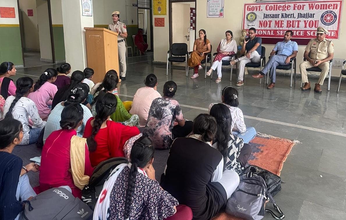 Told girl students about protection from online crime