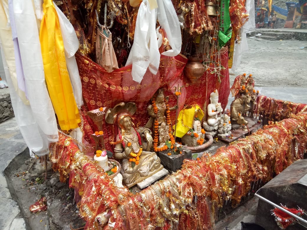 An offering of five lakhs was made near Chaturmukhi Shivling in 24 hours.