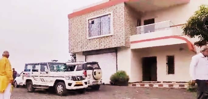 Theft at former MLA Dhabhai's farm house, thieves took away car, TV, gas tank