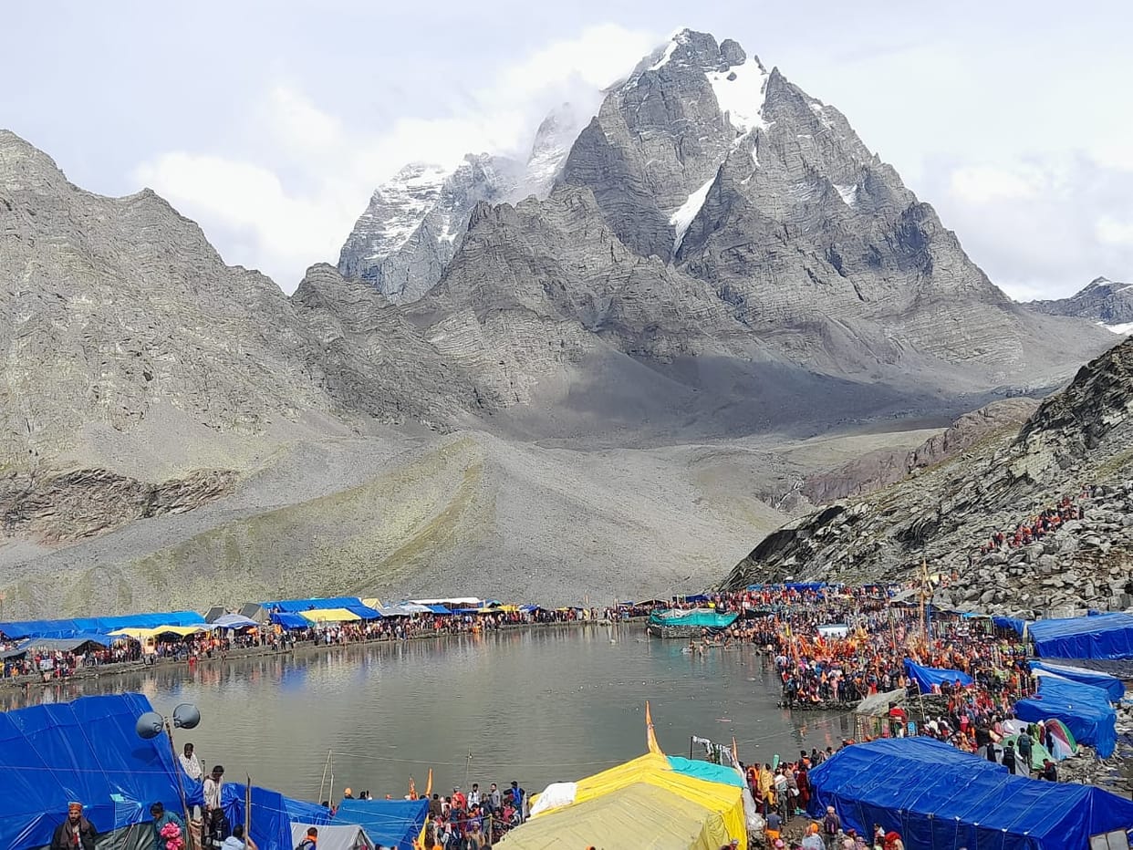 Record six and a half lakh devotees took a dip in the holy Dal Lake
