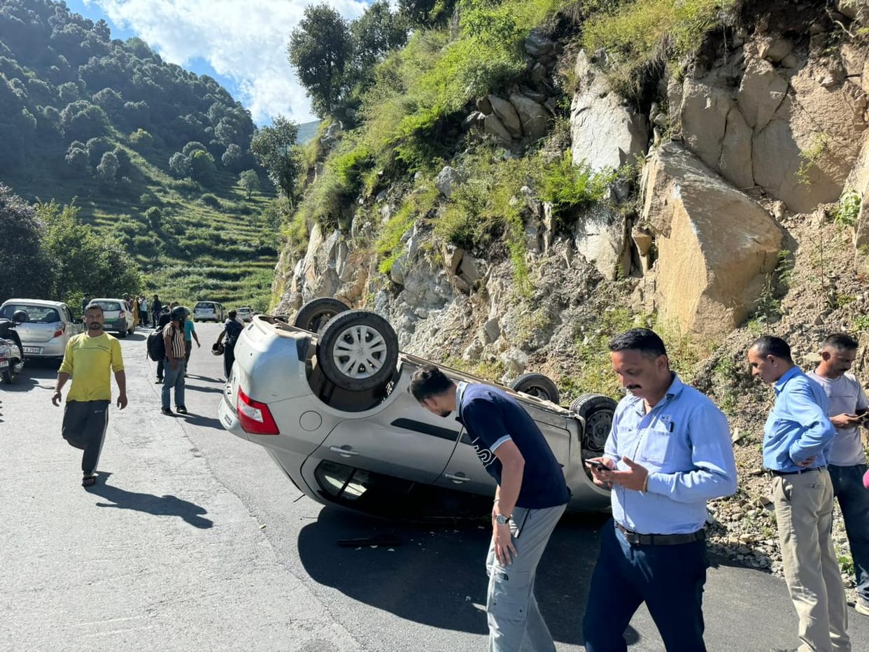 Car collides with hill due to brake failure, major accident averted