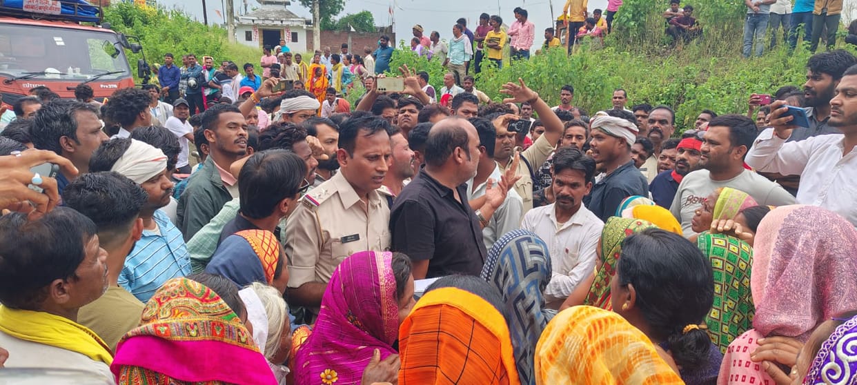 Villagers block road after road accidentChhindwara-Narsinghpur highway closed for 2 hours after police explain