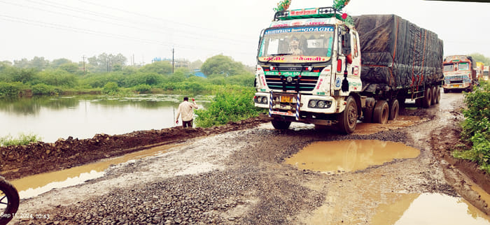 women protested by standing in water-filled pits in ujjain