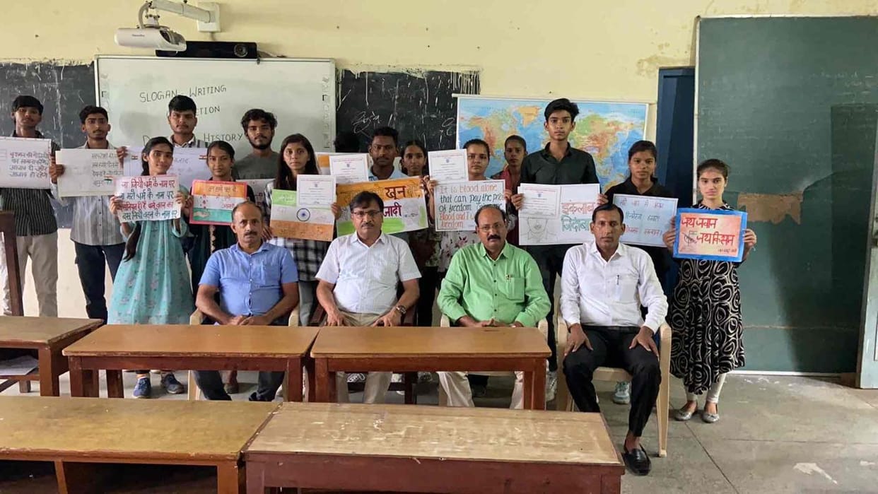 Praveen tops in slogan writing competition