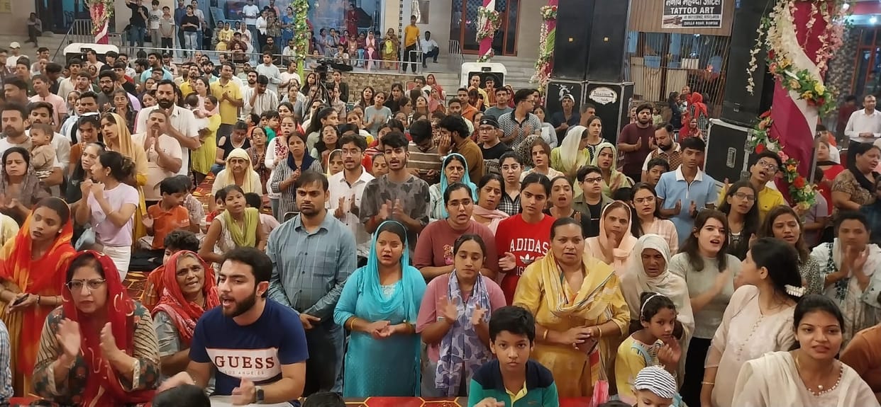 Gajanan ji, come to the house, devotees danced to the hymns.