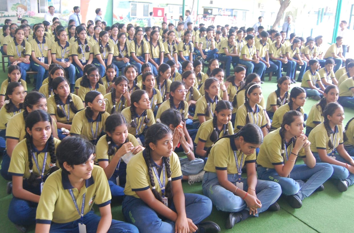 Deoria News: Do not click on unknown links on mobile, girl students should take help of helpline in case of emergency.