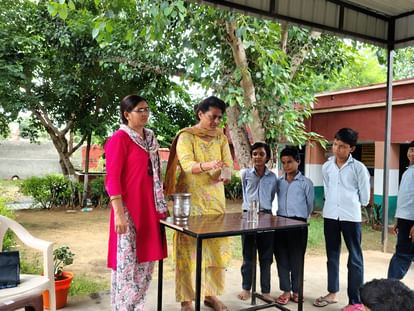 पोंद     wash day celebrated in school