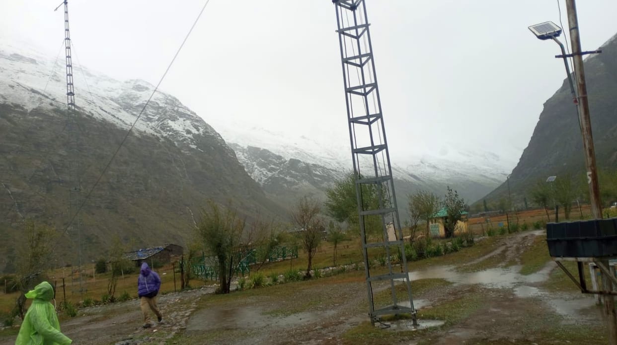 Snowfall on the high peaks of Munsiyar