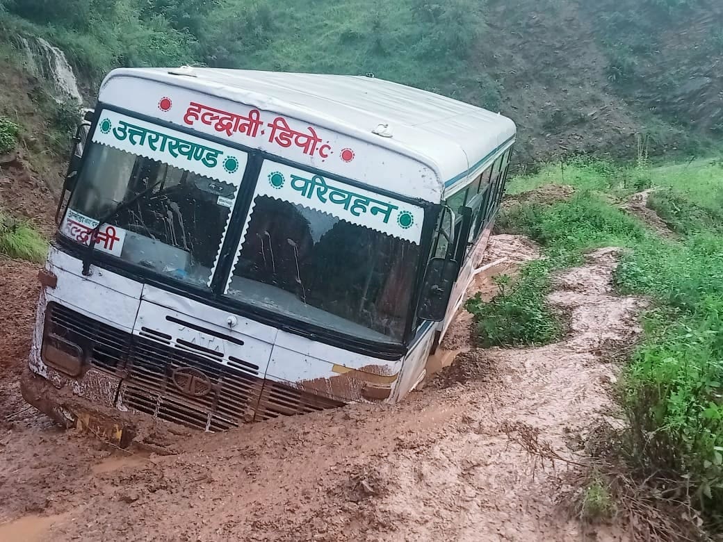 Roadways bus stuck in debris, passengers saved their lives by jumping