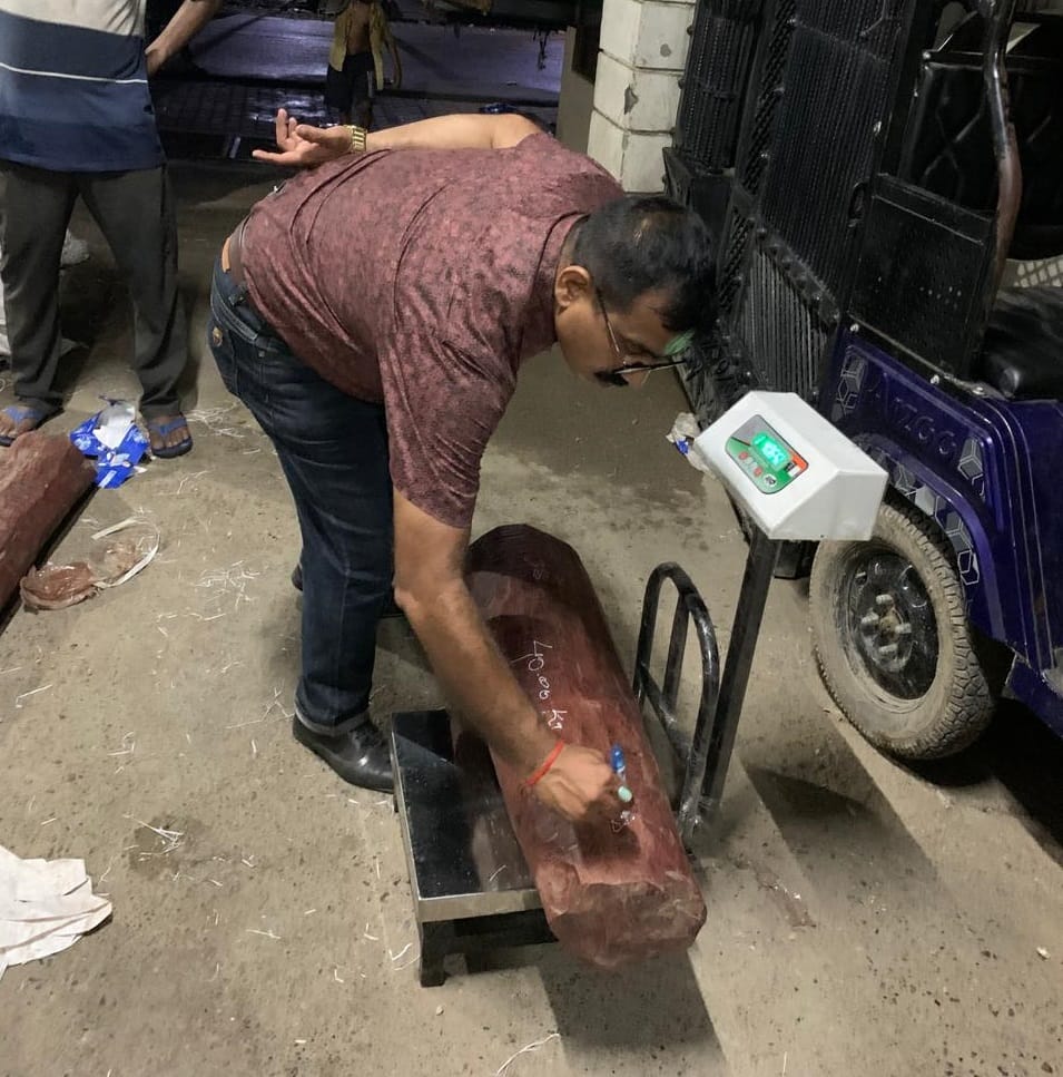 Red sandalwood was hidden in the roof of the truck, Customs caught it