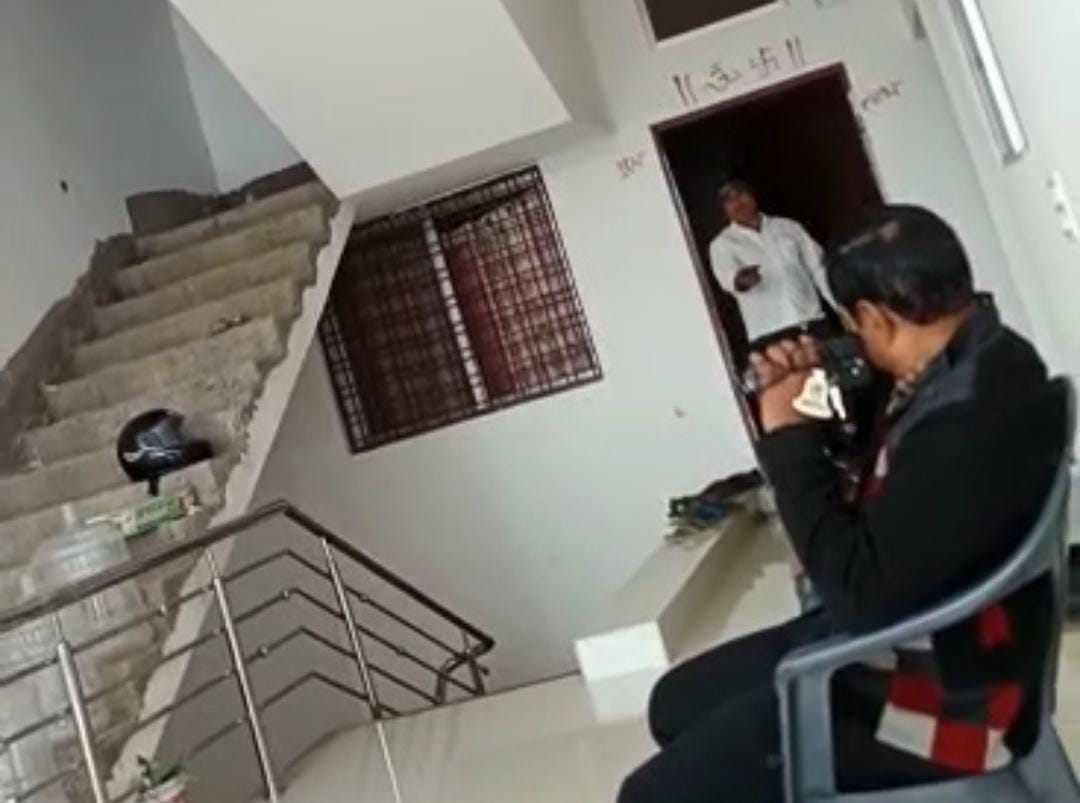 तमंचा दिखता आरोपी