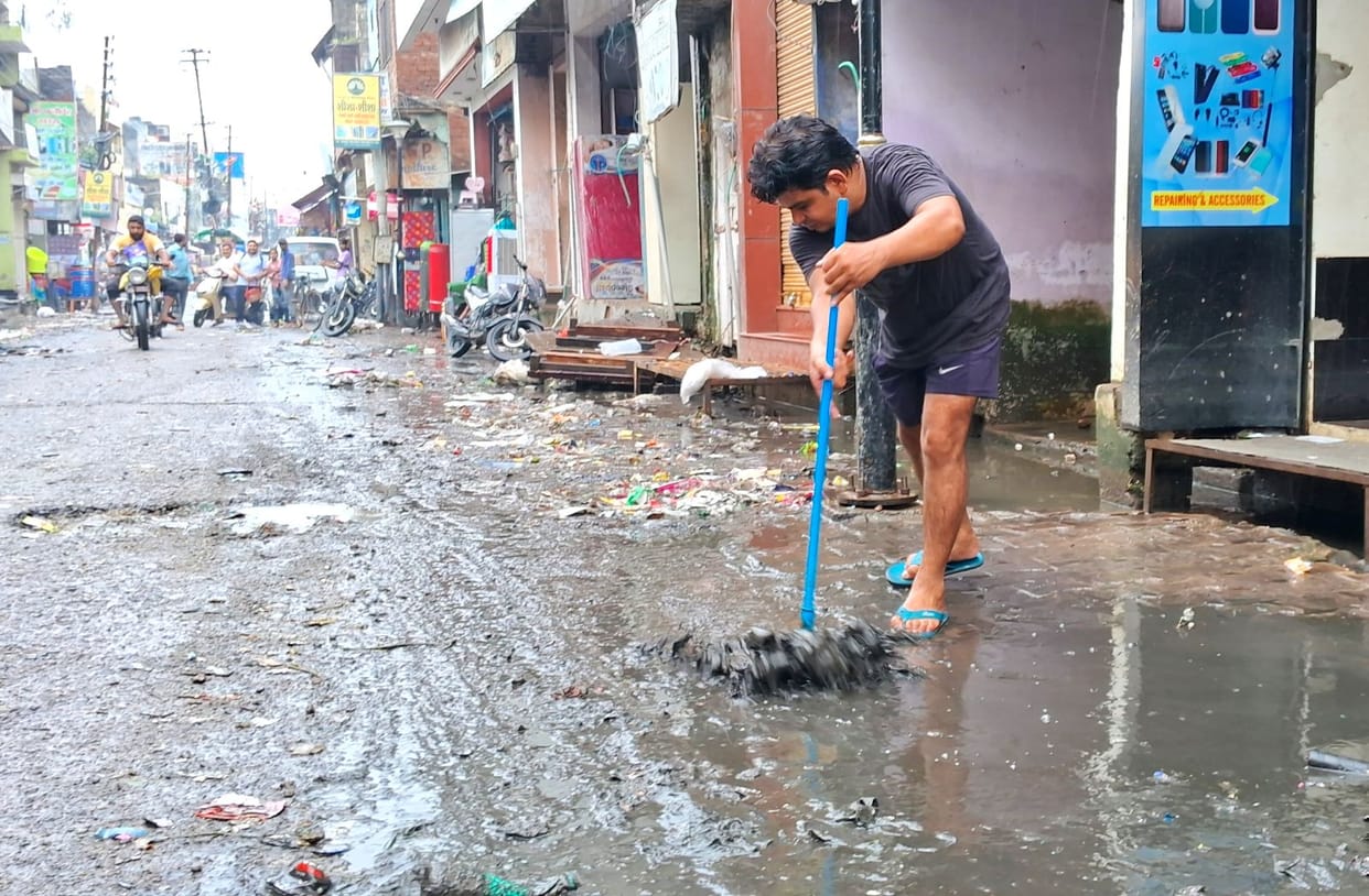 55.25 mm rain fell in the district... roads turned into ponds