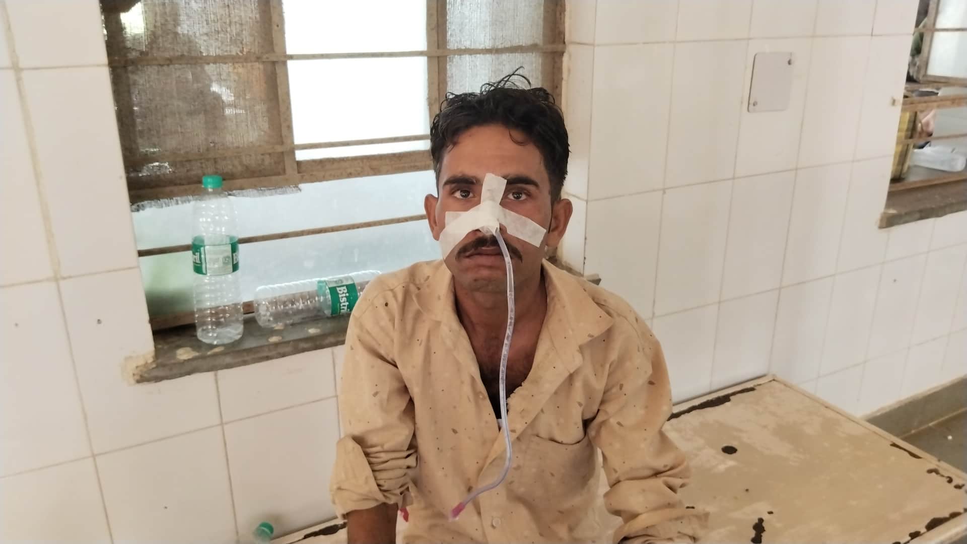 घटना की जानकारी देते पीड़ित परिजन।