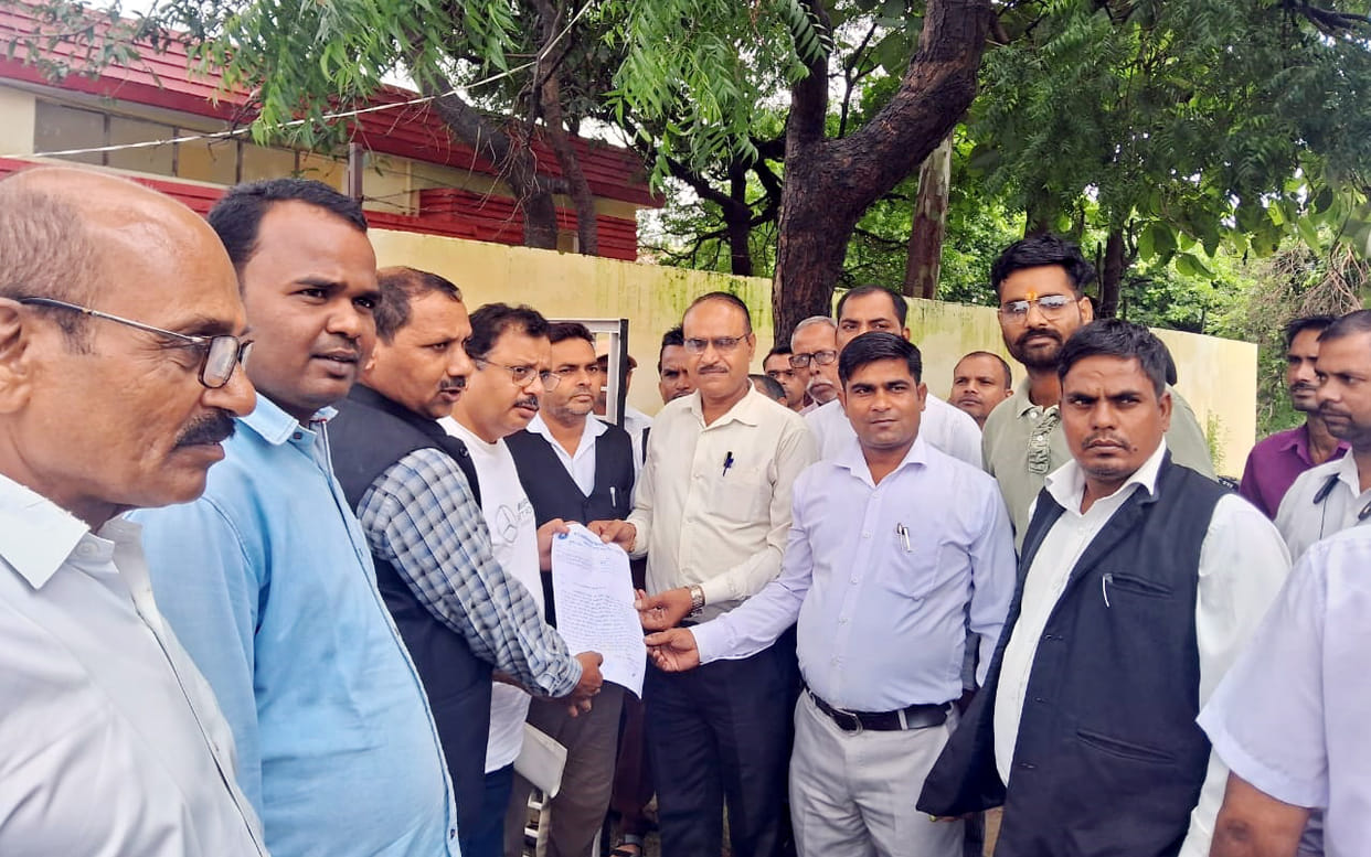 Inspector misbehaves with lawyer in Saidpur, memorandum submitted for action