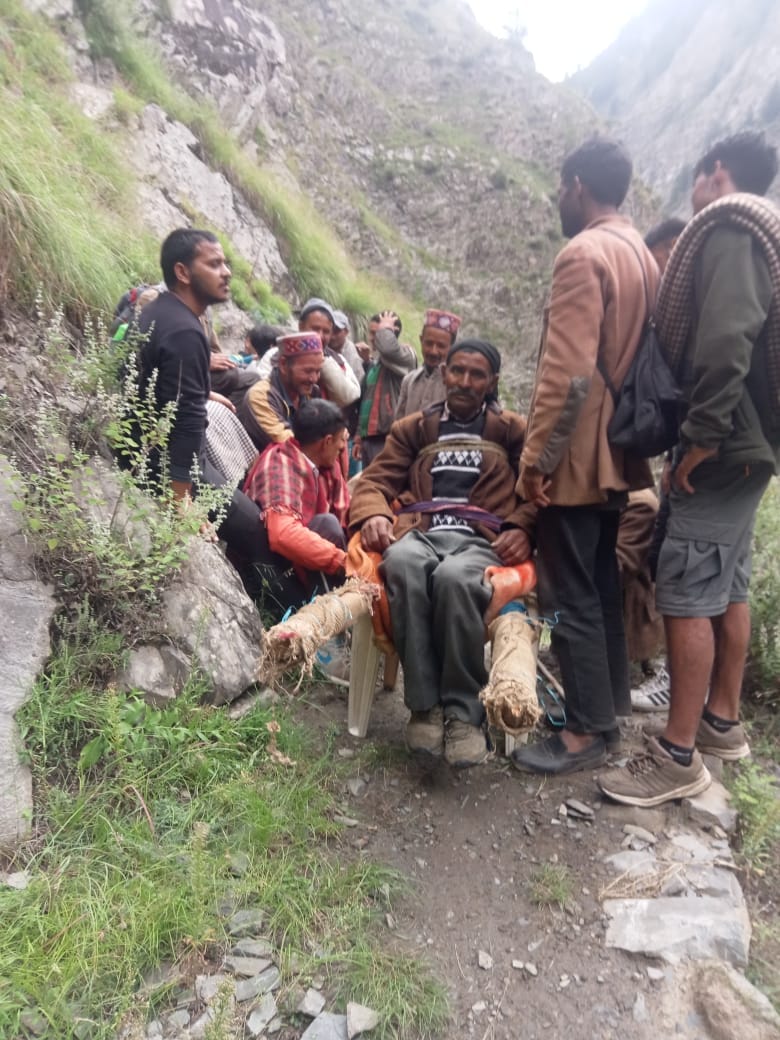 Helicopter did not reach,patient was taken to hospital by palanquin after walking for five hours