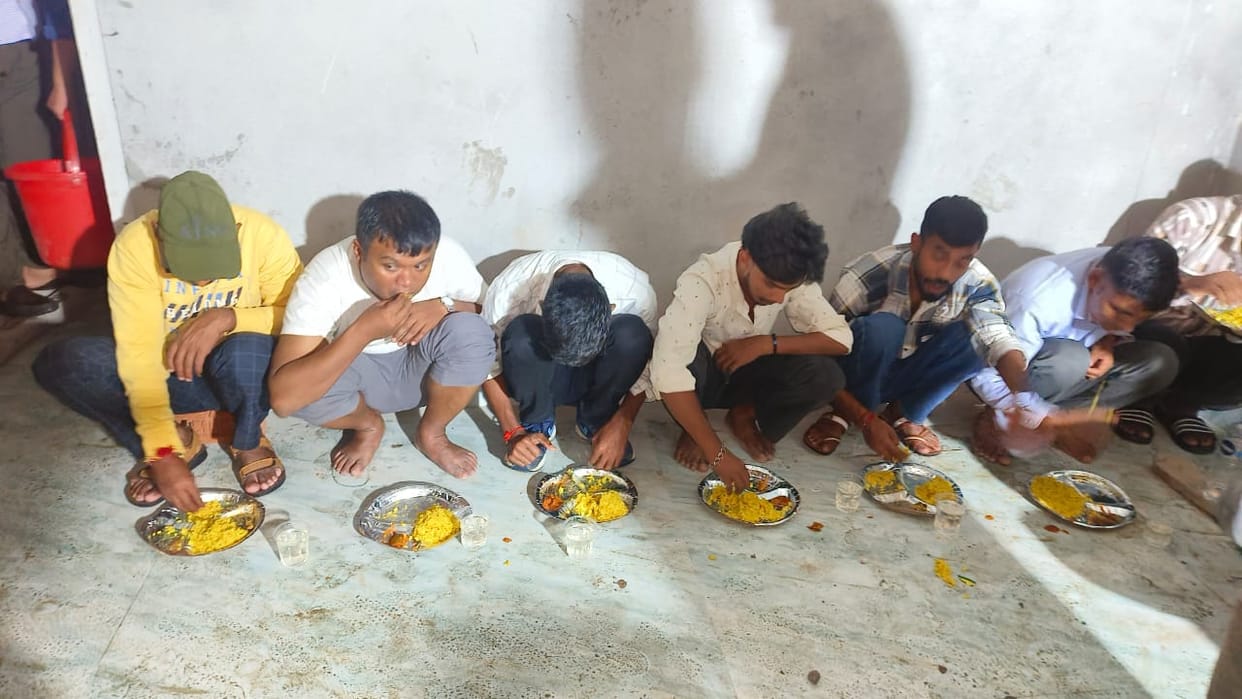 Traders are openly helping the stranded passengers in Amodi.