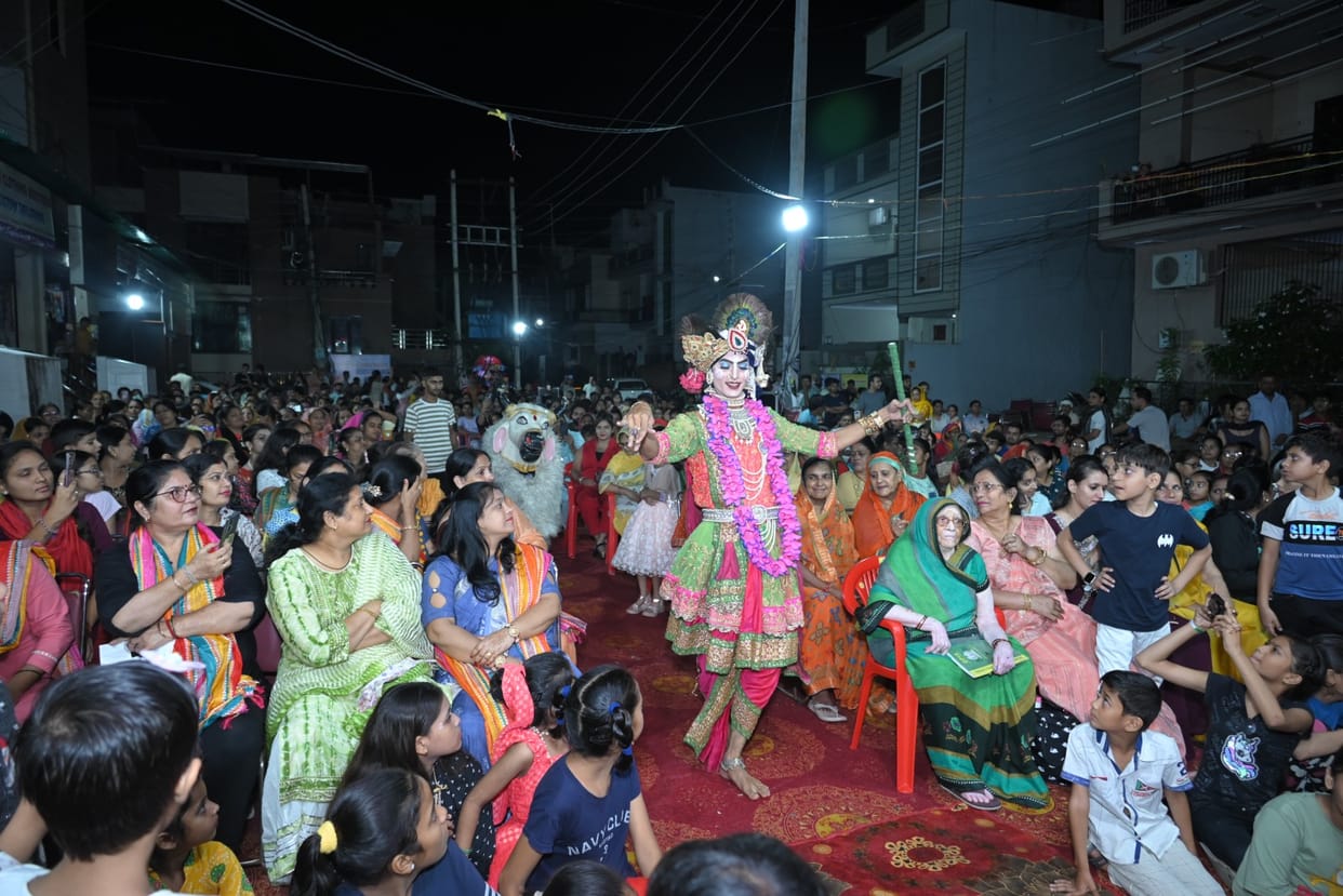 I will go to Gokul, get the darshan of Lala.. Devotees dance to the bhajan.