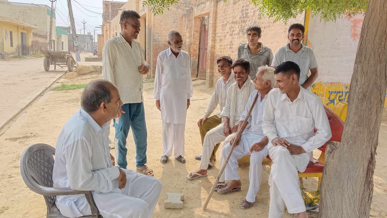 Someone is claiming to get a job without any expense and without any slip, while someone is telling about lack of water.