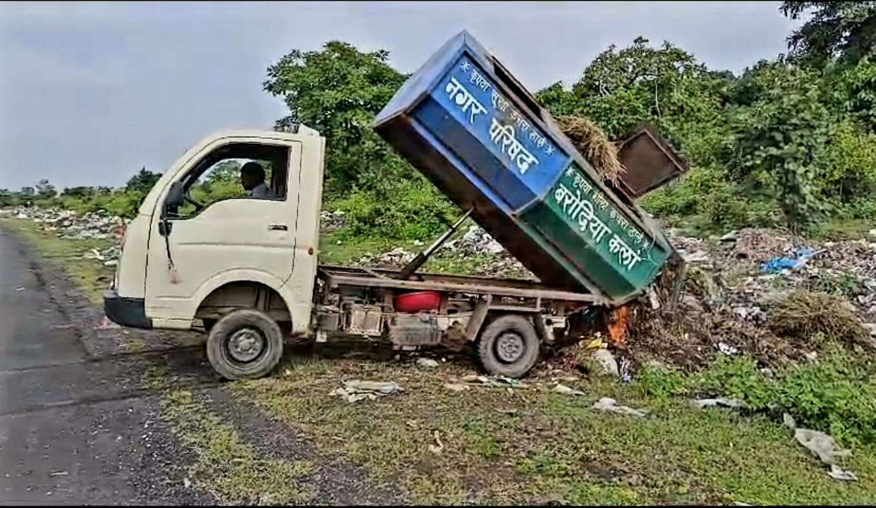 Municipal council staff is throwing garbage from 21 villages on forest land