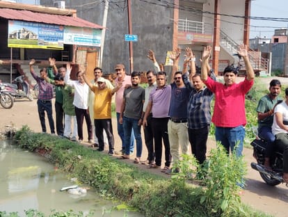Fear of accident due to dilapidated culvert, demonstration