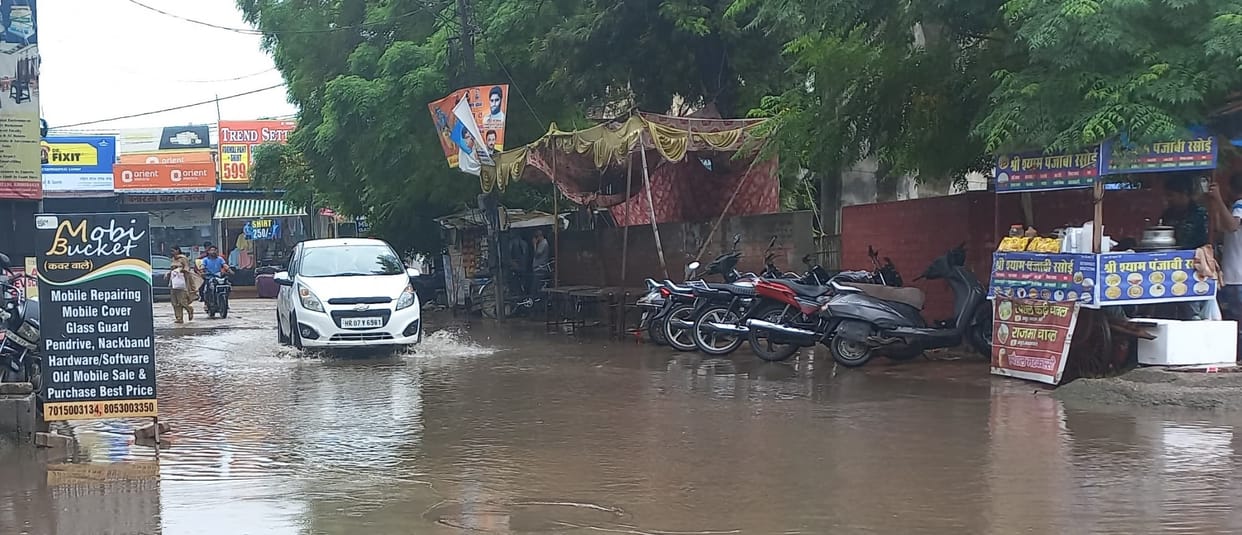 Sometimes light and sometimes heavy, due to rain throughout the day, waterlogging occurred at many places.