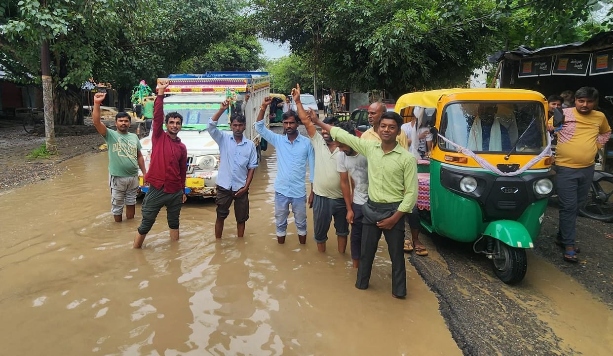Amla-Badayun road filled with water in Kunwargaon, demonstration