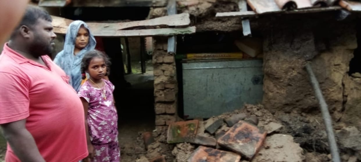 The roof collapsed in the rain, people narrowly escaped