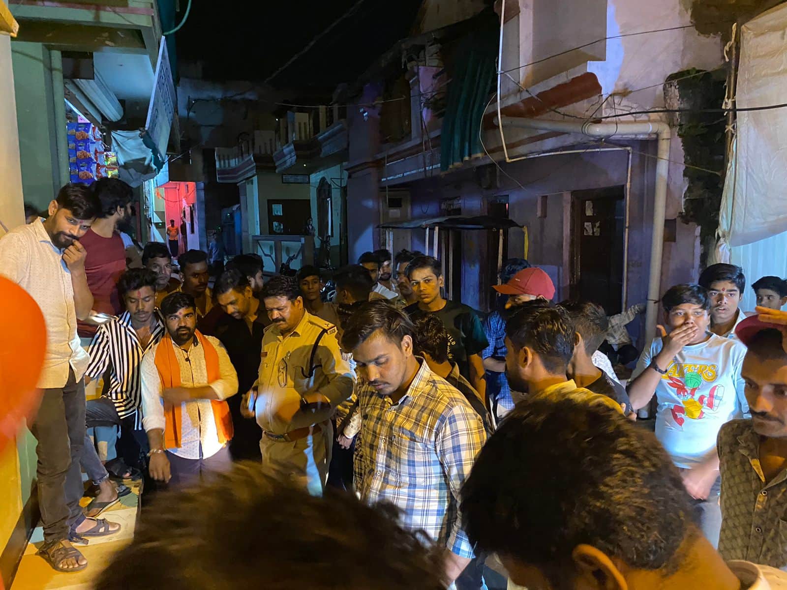 मांस के टुकड़े मिलने के बाद ज्ञापन सौंपते हुए हिंदू संगठन के सदस्य