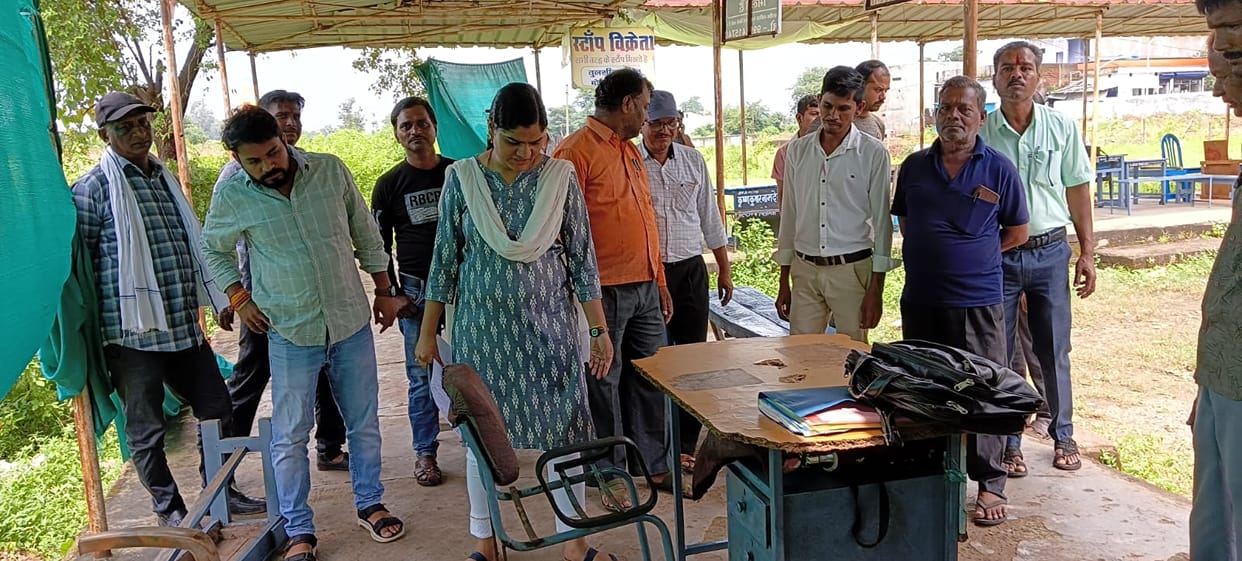 Damoh Tehsil office advocates broke their chairs and tables