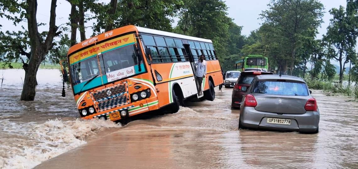Traffic stopped on Palia-Bhira road, tanker overturned, bus saved from overturning