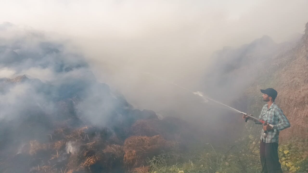 A massive fire broke out in a factory for making ballast from stubble, loss of lakhs of rupees.