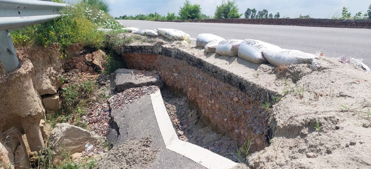 Approach road of Usmanpur bridge caved in