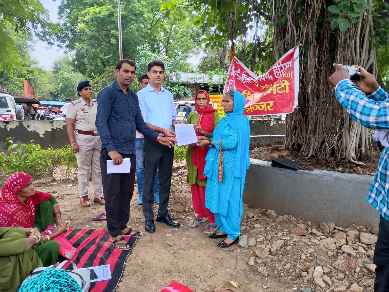 Mid-day meal employees demonstrated at Mini Secretariat