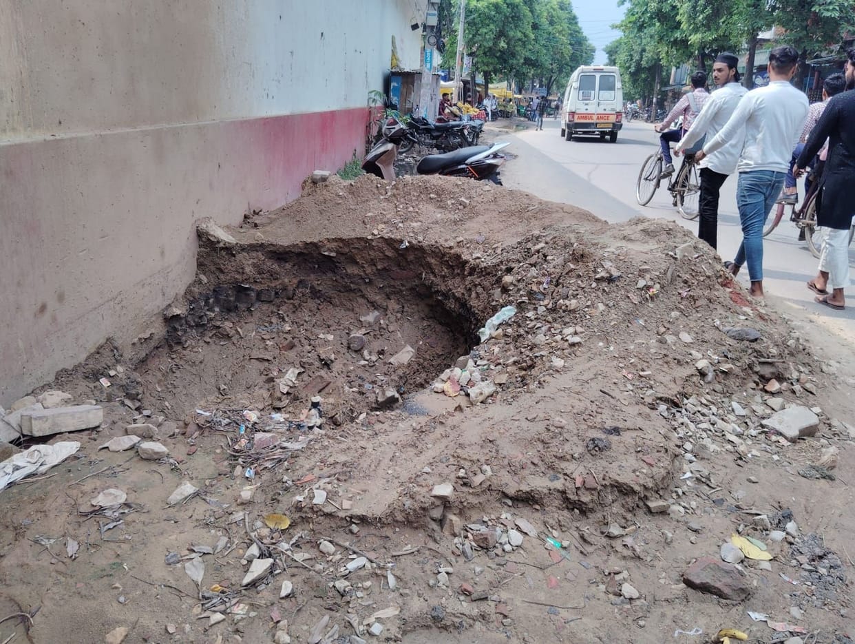 Those responsible forgot to fill the pothole on Akbarpur-Ayodhya road