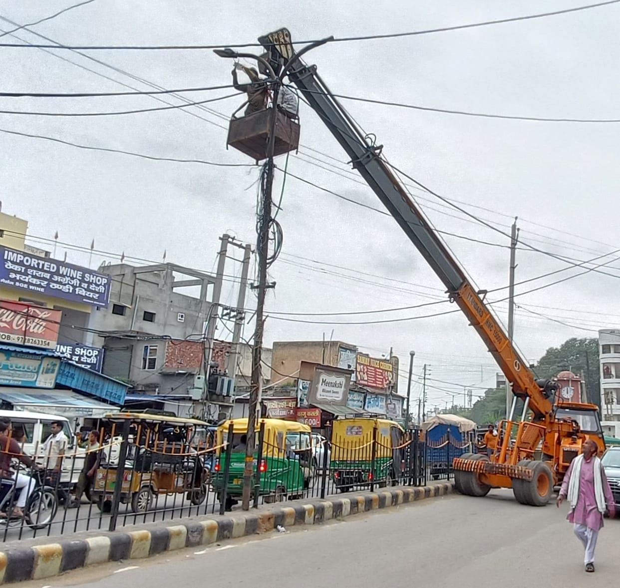 NHAI uproots underground street light cable till Rohtak Gate, city council busy in replacing it