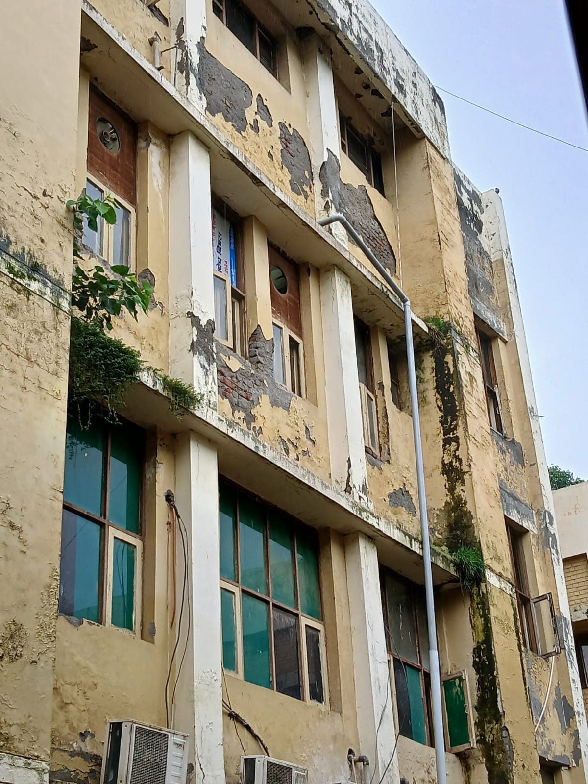 Civil hospital building dilapidated, plaster falling apart, cracks appeared