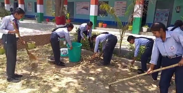 Volunteers cleaned the school premises and gave a message of cleanliness.